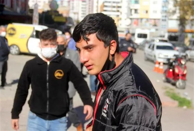 Adana’da cipiyle motosiklet sürücüsüne çarpan kadın sürücü soka girip dakikalarca ağladı - 1