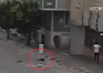 Son dakika: İstanbul Esenyurt'ta sele kapılan kadının kurtarılma anı kamerada