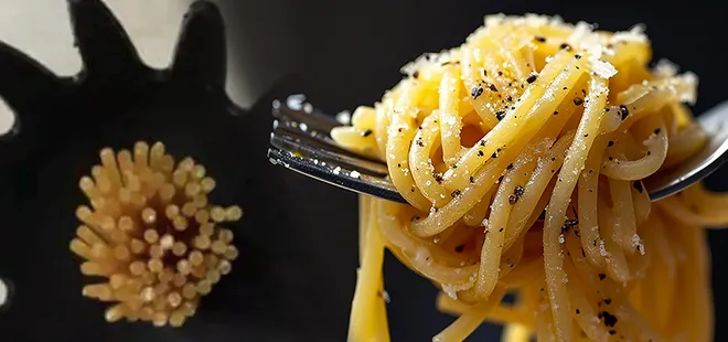 Makarna kepçesinde gizli detay! O delik bakın ne işe yarıyor...