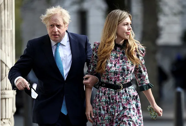 ingiltere-basbakani-johnsonin-gizli-mutlulugu-katedraldeki-torenle-evlendi-1622326534440.jpg İngiltere Başbakanı Johnson'ın gizli mutluluğu! Katedraldeki törenle evlendi - 3