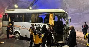 Sivas’ta midibüs ve TIR çarpıştı: 14 yaralı