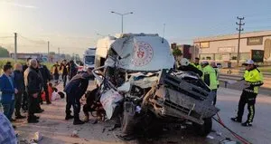Minibüs kamyona çarptı! Ölü ve yaralılar var
