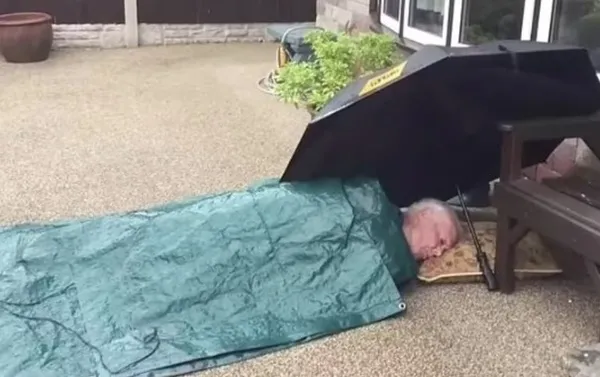 ingilterede-saglik-krizi-cig-gibi-buyuyor-kanser-hastasi-7-saat-yol-ortasinda-yatarak-ambulans-bekledi-goruntu-1670413612180.jpg İngiltere’de sağlık krizi çığ gibi büyüyor! Kanser hastası 7 saat yol ortasında yatarak ambulans bekledi! Görüntüler ülkeyi karıştırdı - 1