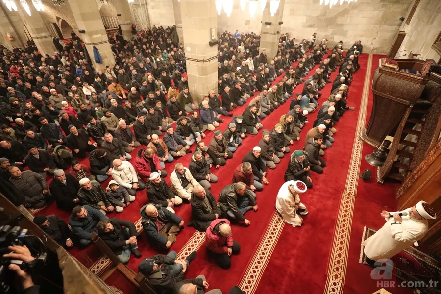 Tüm Türkiye depremde vefat edenler için ellerini semaya kaldırdı 10