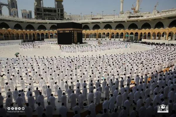 1634474264118.jpg Mescid-i Haram'da sosyal mesafesiz sabah namazı kılındı! - 3