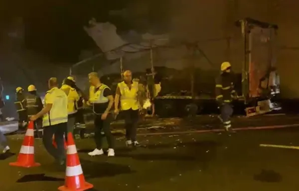 kocaeli-kuzey-marmara-otoyolunda-yangin-panigi-tunelde-tir-yandi-suruculer-mahsur-kaldi-1657178137952.jpg Kocaeli Kuzey Marmara Otoyolu’nda yangın paniği! Tünelde TIR yandı, sürücüler mahsur kaldı - 1
