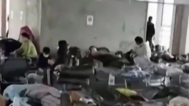 Çin’de 100’den fazla Kovid-19 hastası aynı odada! Kahvaltıda sadece ekmek verildi