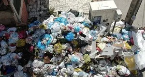 Buca’da sokaklar çöpten geçilmiyor! Vatandaş isyanda