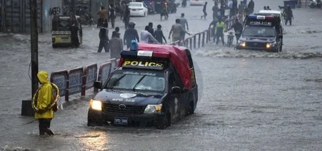 Pakistan’da sağanak yağmurlar nedeniyle 10 kişi öldü