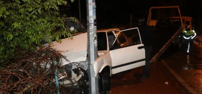 Kaza yaptılar, yardıma gelenlere bıçak çekip kaçtılar