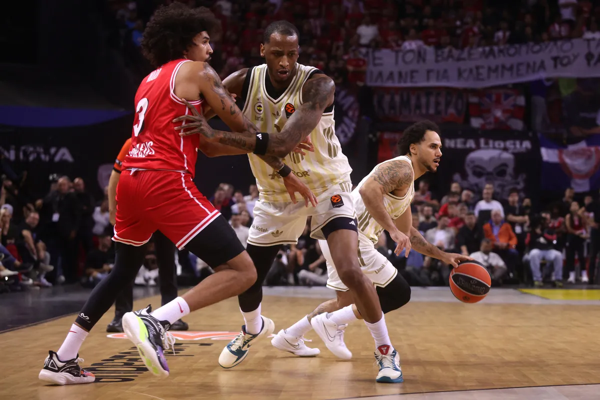 1792788319345.jpg Yunanistan’da unutulmaz geri dönüş! Fenerbahçe Tarfin, Olympiakos’u devirdi - 1