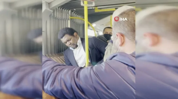 Metrobüste korona paniği! Fenalaşan yabancı uyruklu şahıs yolculara zor anlar yaşattı - 1