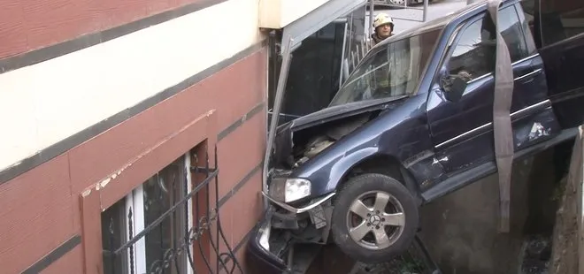 İstanbul’da feci kaza! Bina bahçesine uçan otomobil daireye çarptı