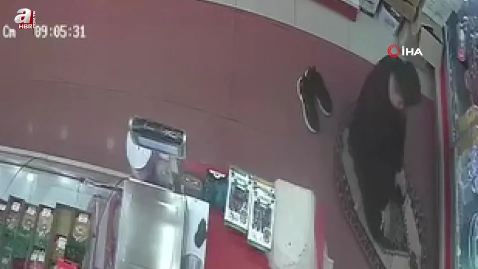 İş yerinde korkutan anlar! Namazını bırakmadı