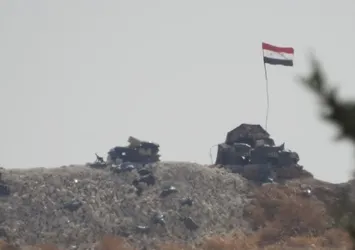 PKK/YPG'liler Münbiç sınıra rejim bayrağı astı