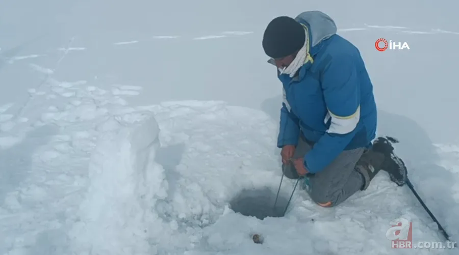 Görüntüler Türkiye’den! Kazma küreği aldılar balıkları kaptılar | İşte Eskimo usulü balık avı 4