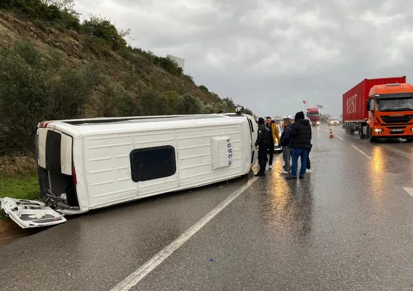 kocaelide-feci-kaza-isci-servisi-devrildi-cok-sayida-yarali-1701239108620.jpg Kocaeli'de feci kaza! İşçi servisi devrildi: Çok sayıda yaralı - 4