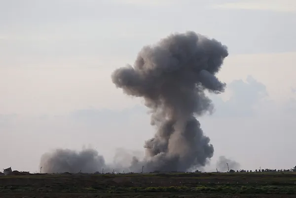 Katil İsrail ordusu Gazze’nin güney bölgelerini karadan ve havadan bombaladı