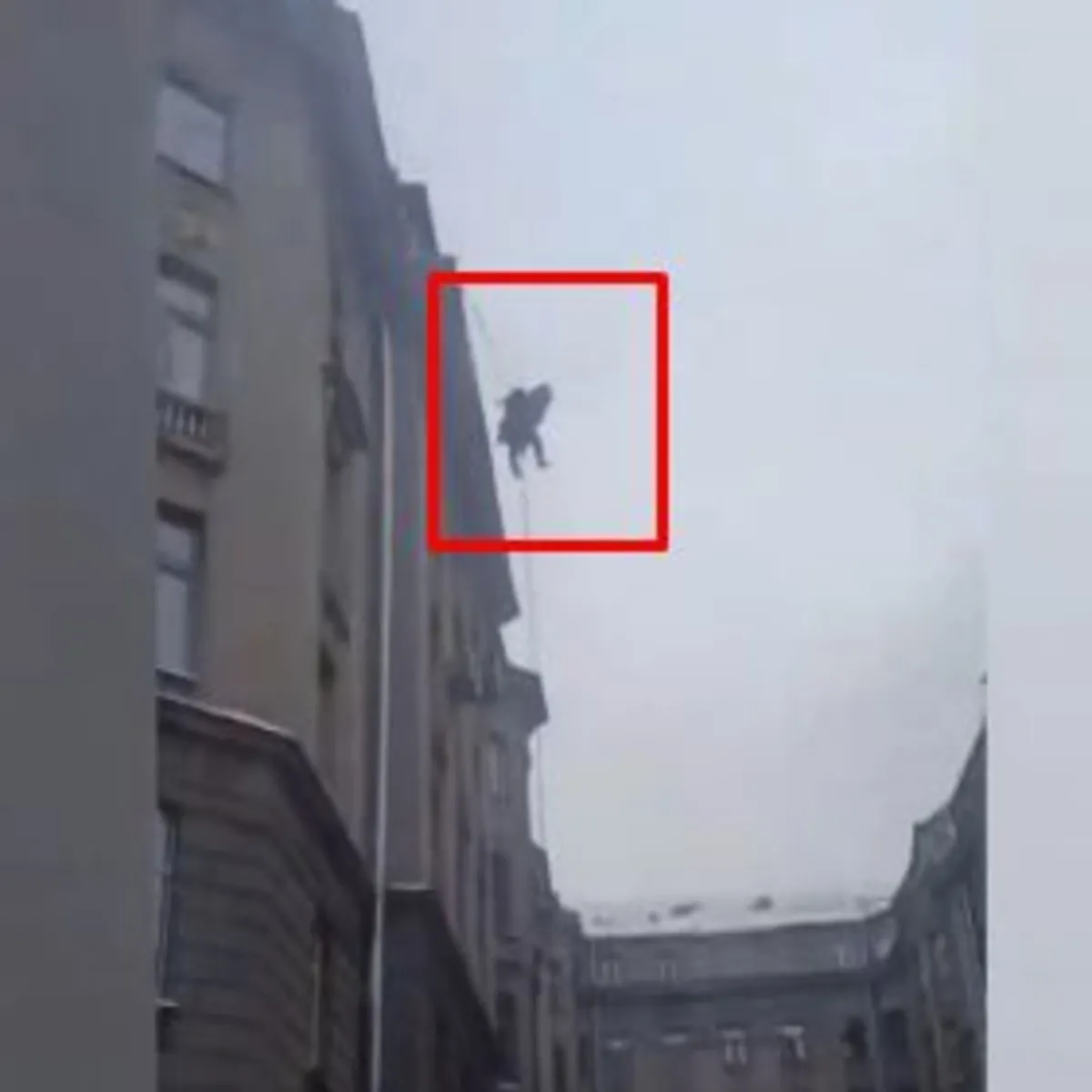 Elektrik kablosuna tutunarak hayatta kaldı