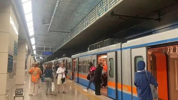 CHP’li İmamoğlu’na vatandaşlardan büyük protesto! Metro istasyonu dumanlarla kaplandı