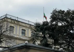 İstanbul İran Başkonsolosluğu’nda bayrak yarıda