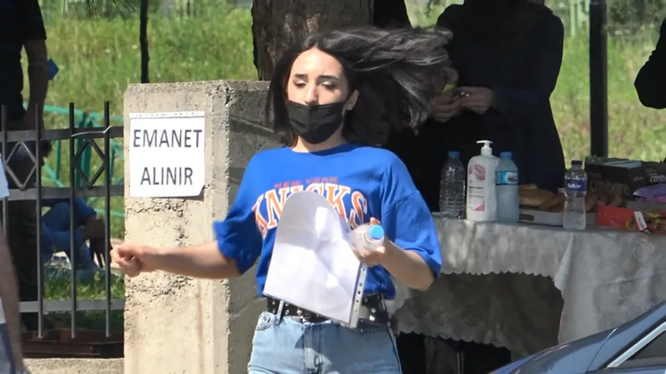 4 saniye ile 1 yılını kaybetti! Adaylar aylardır hazırlandığı YKS'ye yine geç kaldı! Günün acı haberi Sivas'tan