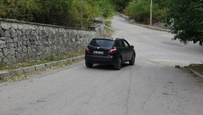 Esrarengiz yol görenleri hayrete düşürdü! Araçlar sürücülerin müdahalesi olmadan yokuş yukarı çıkıyor - 3