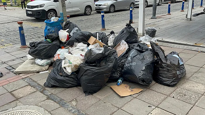 izmirde-grevde-3-gun-sokaklarda-copler-birikti-1748690116672.jpeg İzmir sokaklarında çöpler birikti (İHA)