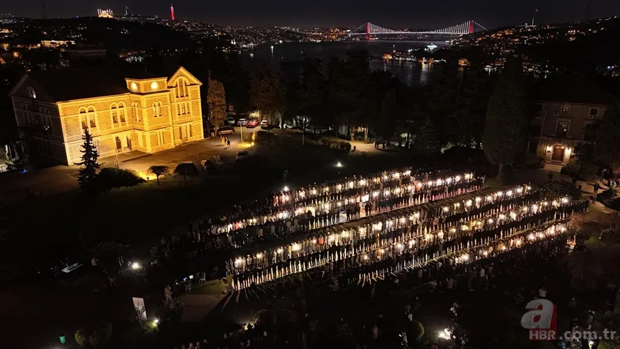 Boğaziçi Üniversitesi'nde iftar programı! Binlerce öğrenci yan yana saf tutup namaz kıldı 8