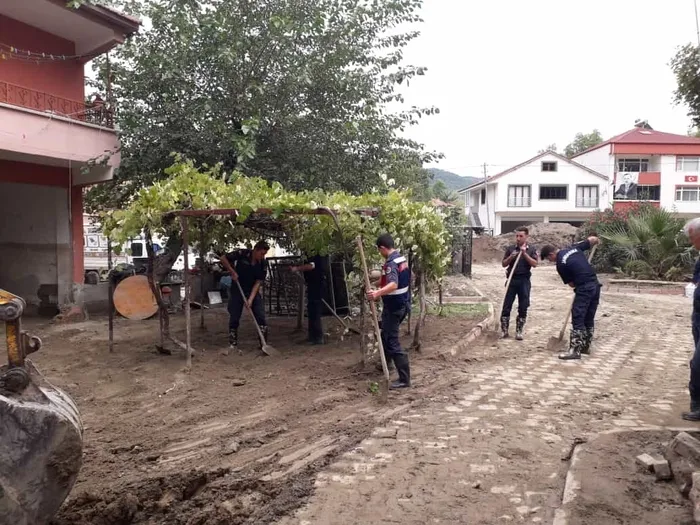 Sinop'ta selden etkilenen camiyi jandarma ekipleri temizledi - 2