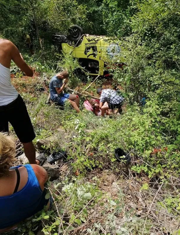 Safari cipi devrildi: 7’si turist 11 yaralı