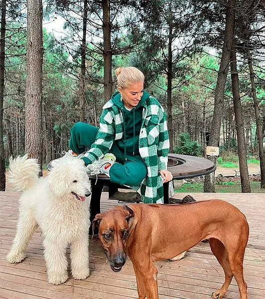 Burcu Esmersoy’un gizemli aşkı ortaya çıktı! Kendinden 15 yaş küçük...