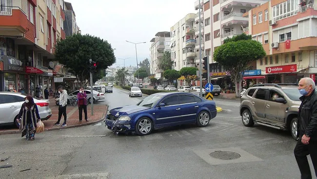 Antalya’da kanala uçan otomobilden burnu bile kanamadan çıktı - 4
