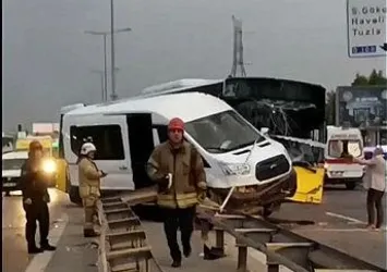 İstanbul Pendik'te feci kaza! Servis minibüsü ile İETT birbirine girdi: 6 yaralı