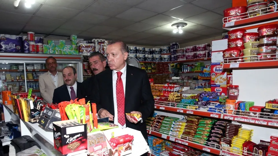 Cumhurbaşkanı Erdoğan Rize'de çocuklara çikolata dağıttı