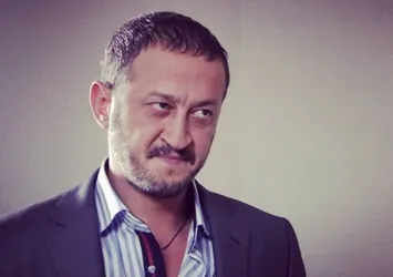 Yıldırım Gücük Çeşme'de esnaflık yapıyor! İşte ünlü oyuncunun ek işi...