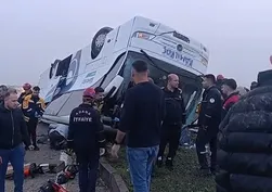Adana'da bayram sabahı yolcu otobüsü devrildi: Ölü ve yaralılar var