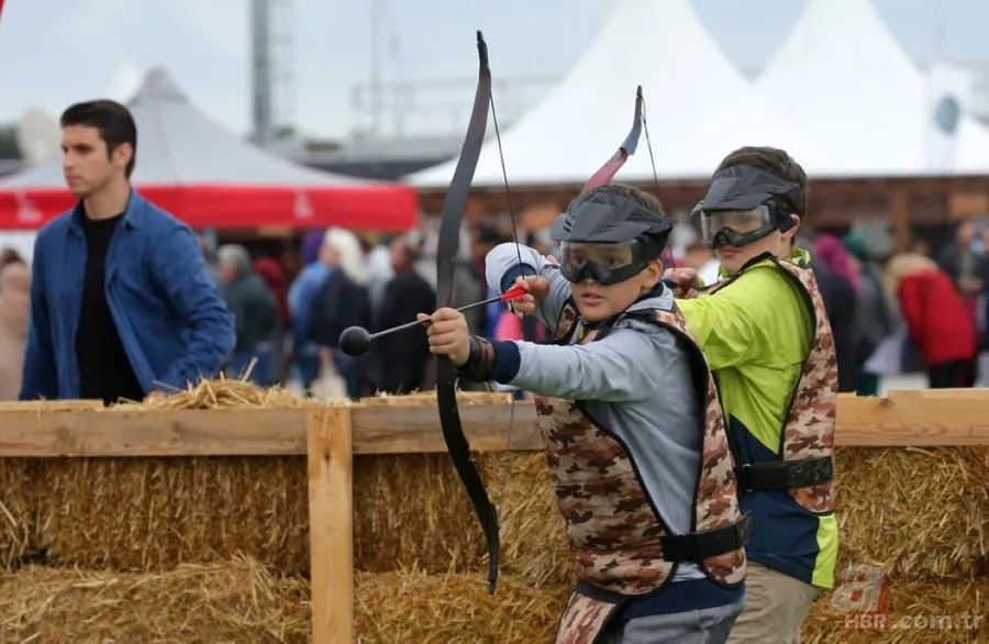 Bakan Berat Albayrak ve Bilal Erdoğan'ın çocukları Etnospor Kültür Festivali'nde ok attı 1
