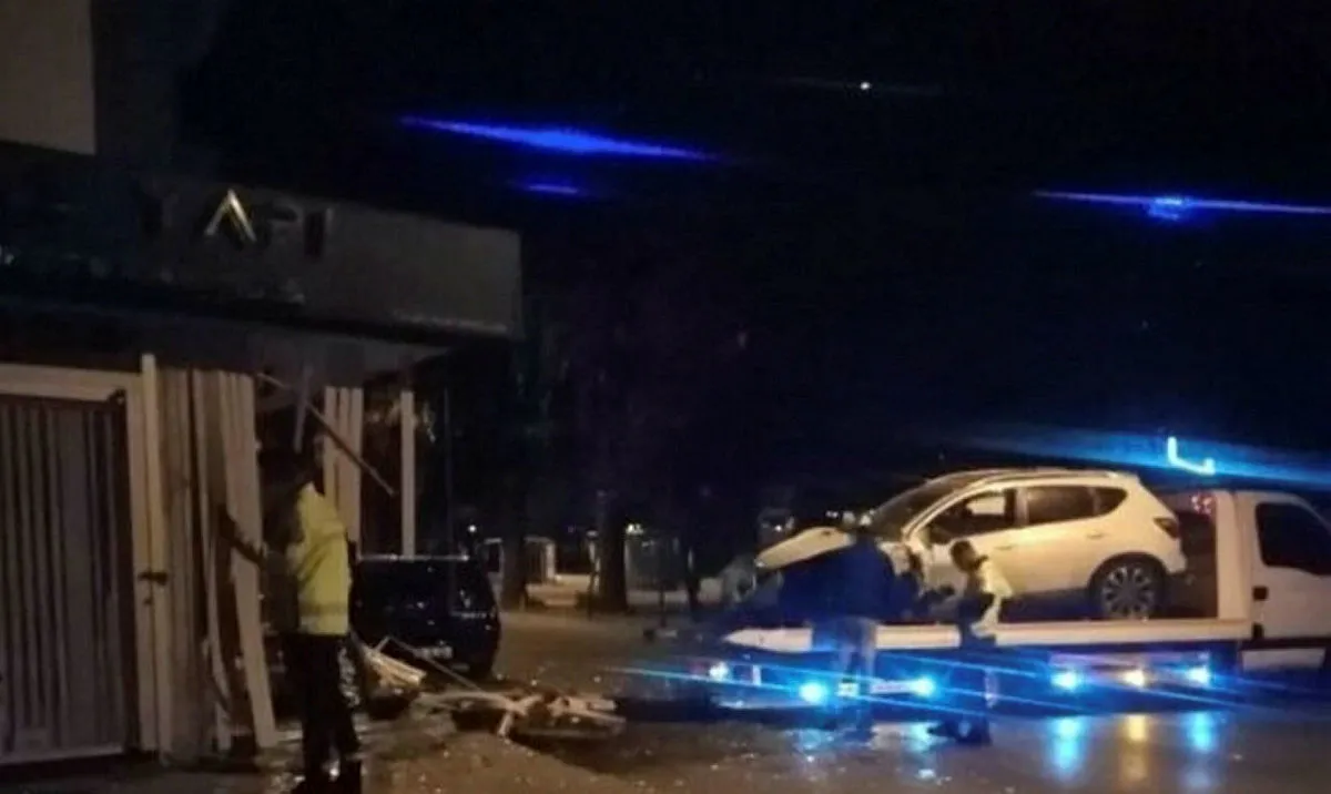 Son dakika: İzmir'de feci kaza! Cip iş yerine girdi