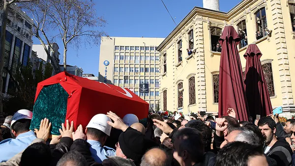 Sevenleri usta oyuncu Münir Özkul'u son yolculuğuna uğurladı - 6