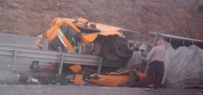 Antalya'da TIR refüje devrildi: 2 ölü