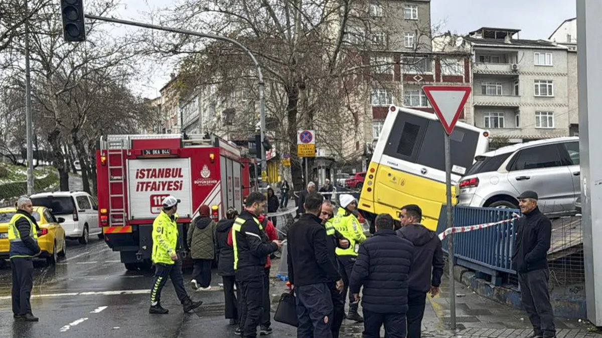 Esenler'de İETT otobüsü otoparka daldı! Ortalık savaş alanına döndü | A Haber olay yerinde