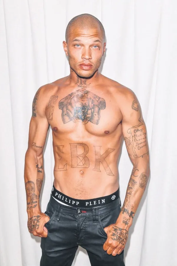 berksan-fransiz-askisi-yaptirdi-o-anlari-canli-yayinla-paylasti-1642225113141.jpeg Berksan Fransız askısı yaptırdı! O anları canlı canlı paylaştı - 3