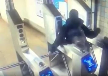 Metroya kaçak binmek istedi! Hayatını kaybetti