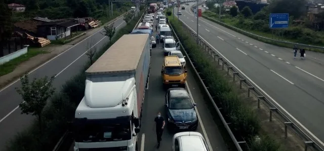 Çöp kamyonu devrildi! Trafikte metrelerce kuyruk oluştu - 4