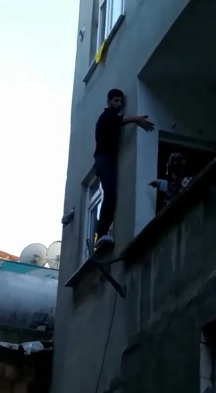 1627459793112.jpg İstanbul'da akılalmaz olay! Hırsız ev sahibine yalvardı - 1