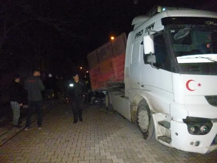 Bilecik'te freni boşalan TIR panik yarattı! 3 araca ve apartman duvarına çarptı - 2