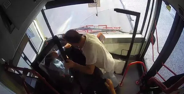 izmirde-dehsete-dusuren-goruntuler-kadin-sofore-saldiri-ani-kamerada-1658816866155.jpg İzmir’de dehşete düşüren görüntüler! Kadın şoföre saldırı anı kamerada - 1