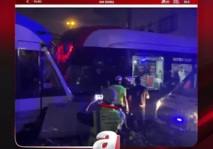 TRAMVAYLAR KAFA KAFAYA ÇARPIŞTI