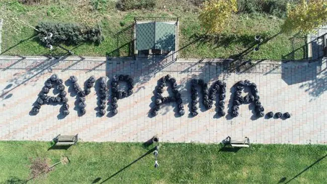 Düzce’de temizlik ekipleri çöplerle “Ayıp ama” yazarak mesaj verdiler - 1